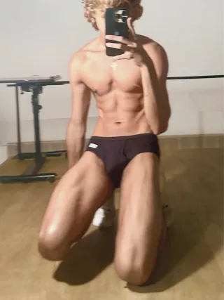 Onlyfans: xoxo_dominik