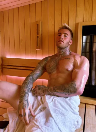 Onlyfans: goldeninked
